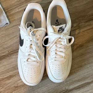 Nike White and Black Sneakers